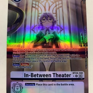 Peut inclure: Carte à collectionner holographique avec un personnage aux cheveux violets et des lunettes, vêtu d'une tenue verte. La carte est intitulée "In-Between Theater" avec du texte décrivant les effets et les mécaniques du jeu. La carte a un "3" dans un cercle en haut à gauche.