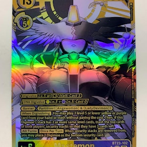 Può includere: Una carta collezionabile olografica di Digimon con Mastemon, un Digimon Vaccino di livello Mega. La carta ha uno schema di colori oro e nero con accenti olografici arcobaleno. Il testo della carta include "Digimon" e "BT23-102 SEC 05".