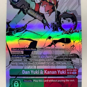 Peut inclure: Carte à collectionner holographique avec Dan Yuki & Kanan Yuki. La carte présente un design vibrant avec deux personnages d'anime en poses dynamiques, tenant des armes. La carte comprend du texte détaillant les mécanismes du jeu et un effet de sécurité. La carte est étiquetée BT24-085.