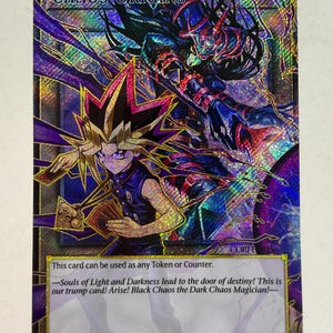 Op de afbeelding: Een holografische ruilkaart getiteld CHAOS ORIGINS met een personage met stekelig haar dat kaarten vasthoudt en een donker gepantserd figuur. De tekst luidt: This card can be used as any Token or Counter. Souls of Light and Darkness lead to the door.