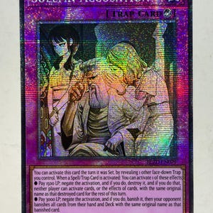 Puede incluir: Una carta coleccionable holográfica de Yu-Gi-Oh! titulada Solemn Accusation. La carta presenta una ilustración de un hombre mayor con barba al que una mujer le susurra, con otra mujer de pie detrás. El texto detalla los efectos de la carta.