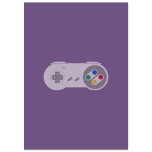 Peut inclure: Une manette de jeu vidéo gris clair avec des boutons colorés et un pavé directionnel est centrée sur un fond violet. La manette a un design classique, évoquant la nostalgie du jeu rétro.