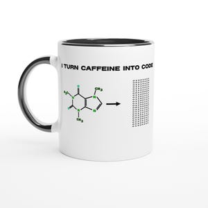 Op de afbeelding: Witte keramische mok met een zwarte rand. De mok heeft een zwart-groene illustratie van een cafeïnemolecuul met de tekst "I TURN CAFFEINE INTO CODE" en een reeks binaire code.