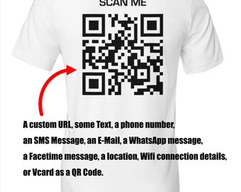 Może przedstawiać: Biała koszulka z dużym czarnym kodem QR na plecach, z napisem "SCAN ME" powyżej. Poniżej kodu QR znajduje się tekst opisujący funkcjonalność kodu, w tym niestandardowe adresy URL, tekst i informacje kontaktowe.