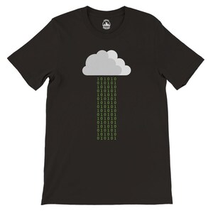 Peut inclure: T-shirt noir avec un motif de nuage gris et une série de nombres de code binaire imprimés en vert sous le nuage.