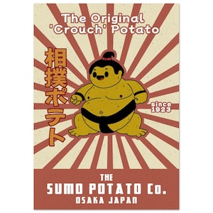 Puede incluir: Un póster de estilo vintage con un luchador de sumo de dibujos animados con el texto "The Original 'Crouch' Potato" y "The Sumo Potato Co. Osaka Japan" en letras rojas y blancas. El póster tiene un fondo a rayas rojas y blancas.