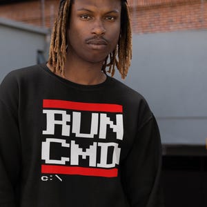 Sudadera RUN CMD: Divertido programador codificando con cuello redondo