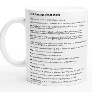 Pode incluir: Uma caneca de cerâmica branca com um gráfico preto e branco de uma folha de dicas de linguagem da Geração Z. A folha de dicas lista os termos de gíria e suas definições, como "basic", "bet", "brat", "cringe", "dead", "delulu", "drip", "extra", "facts", "fire", "flex", "fr", "glow up", "GOAT", "lor w", "lit", "low key".