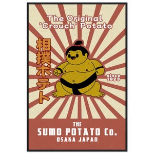 Könnte beinhalten: Ein Vintage-Plakat, das für "The Original 'Crouch' Potato" Sumo-Kartoffelchips wirbt. Das Plakat zeigt einen Cartoon-Sumo-Ringer aus Kartoffel, mit dem Text "相撲ポテト" in japanischen Schriftzeichen und "The Sumo Potato Co. Osaka Japan" am unteren Rand.