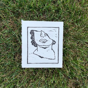 Fragmentario estatua linograbado original hecho a mano