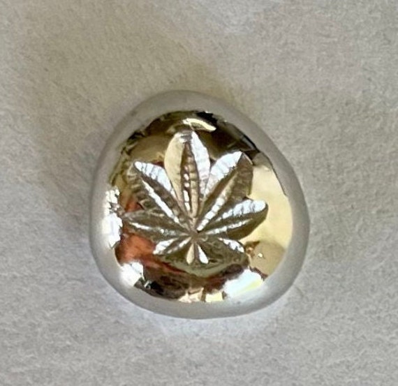 2.5 g PLATINUM bar 9995 fine Pot Leaf cannabis marijuana + Silver one gram bar.