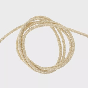 Può includere: Un tratto di corda color crema avvolto con una superficie tessuta e testurizzata. La corda è disposta in un anello circolare, mostrando uno spessore costante e un aspetto fibroso e leggermente scintillante lungo tutta la sua lunghezza.