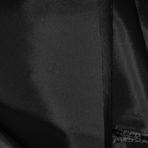 Puede incluir: Tela negra con textura tejida. La tela está doblada y muestra una costura a lo largo del borde.