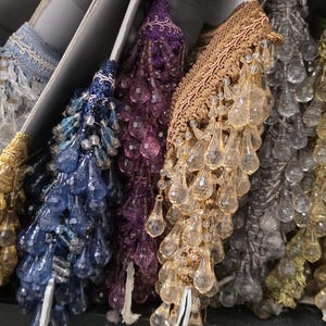 ビーズトリムフリンジ 4インチ L、ギンプトップ付き 1ヤードあたり販売 - ルビーレッド ブランド: ad fabric