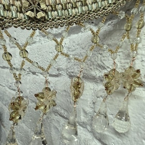 Ribete de flecos con cuentas de cristal, parte superior con pasamanería color salvia, adorno para cortinas (se vende cortado a medida).