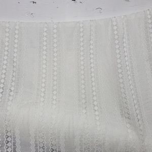 Pizzo bianco all&#39;uncinetto con ciglia e design all-over capesante, larghezza 52&quot;
