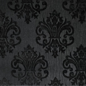 以下が含まれることがあります： 黒とグレーの生地に、スタイリッシュな花柄のデザインが繰り返しパターン化されています。