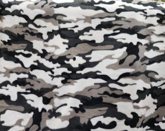 Tejido polar de camuflaje negro/gris de 60" de ancho. Se vende cortado a medida.
