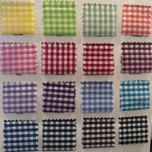 Könnte beinhalten: Eine Sammlung von Stoffmustern in verschiedenen Farben, jeweils mit Vichy-Karo-Muster. Farben sind Gelb, Limette, Orange, Pink, Fuchsia, Burgunder, Flieder, Lila, Blau, Türkis, Marineblau und Schwarz. Jedes Muster hat einen gewellten Rand und eine Farbbezeichnung.