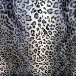 Könnte beinhalten: Ein Stoff mit einem sich wiederholenden Leopardenmuster in den Farben Schwarz, Dunkelgrau und Hellgrau. Das Material weist weiche Falten und Wellen auf der Oberfläche auf, die ein strukturiertes Aussehen mit Licht- und Schatteneffekten erzeugen.