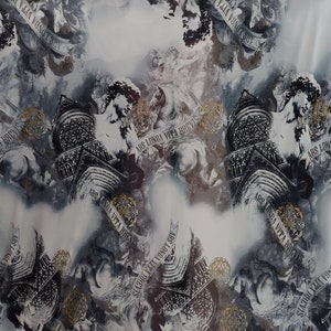 Peut inclure: Tissu blanc avec un motif répété d'images en noir et blanc de statues, de bâtiments et de rouleaux avec le texte "ARS LONGA VITA BREVIS" répété sur toute la surface.
