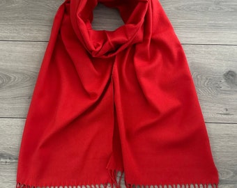 Suave liso rojo largo unisex bufanda de invierno chal