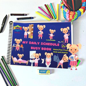 Puede incluir: Un libro de actividades para niños, "My Daily Schedule Busy Book", con encuadernación en espiral. La portada presenta ilustraciones de una niña y sus rutinas diarias. La imagen también incluye bolígrafos, lápices y una goma de borrar.