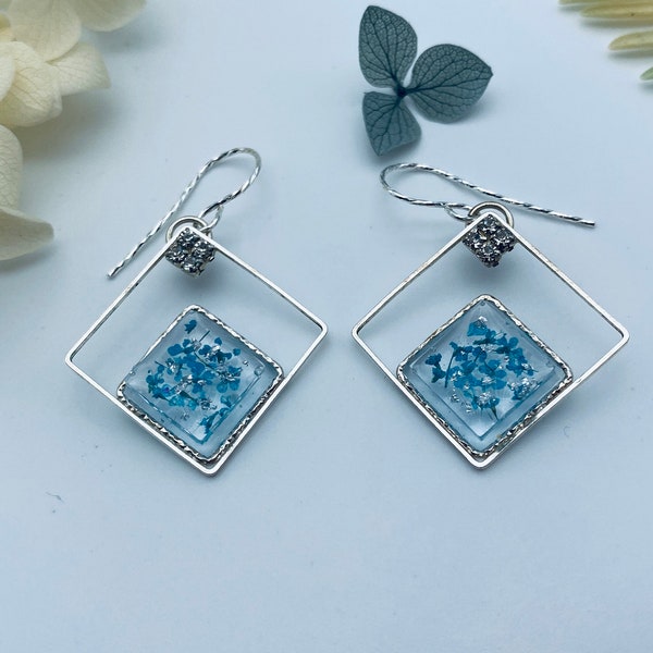 Boucles d'oreilles élégante carré en résine/Fleur bleu séchée incrustée/Diamants/Fait main/Idée cadeau pour elle/Idée cadeau d'été