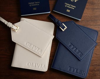 Fundas para pasaporte y etiquetas para equipaje personalizadas con relieve ciego. Regalos de viaje personalizados.