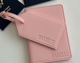 Fundas para pasaporte y etiquetas para equipaje personalizadas con grabado en relieve en fuente estrecha. Regalos de viaje personalizados.