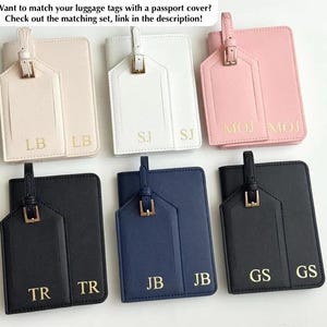Puede incluir: Una colecci&oacute;n de etiquetas de equipaje y fundas para pasaporte en varios colores: crema, blanco, rosa, negro y azul marino. Cada juego incluye una etiqueta y una funda, con iniciales impresas en cada una. Las etiquetas tienen una correa y una hebilla.