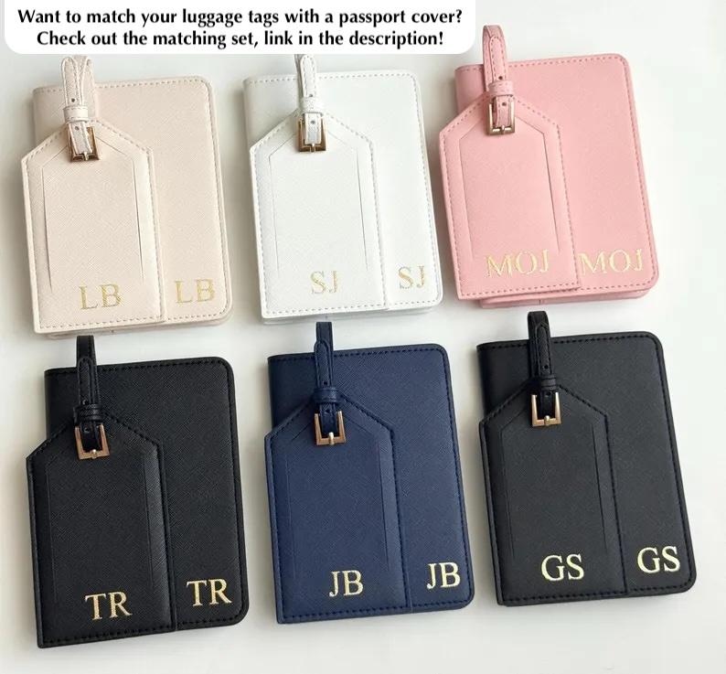 Puede incluir: Una colecci&oacute;n de etiquetas de equipaje y fundas para pasaporte en varios colores: crema, blanco, rosa, negro y azul marino. Cada juego incluye una etiqueta y una funda, con iniciales impresas en cada una. Las etiquetas tienen una correa y una hebilla.