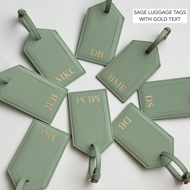 Puede incluir: Etiquetas de equipaje verde salvia con texto dorado, con iniciales personalizadas. Las etiquetas est&aacute;n dispuestas sobre un fondo blanco. El texto de la imagen dice "SAGE LUGGAGE TAGS WITH GOLD TEXT".