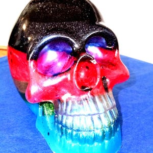 Klar / Schwarz / Rot / Grün / Blau mit getrockneten Blumen Top, Schädel-Harz-Dekoration, Glitzer-Schädel-Kunst, Großer Schädel, Recycling-Harz, handgemacht