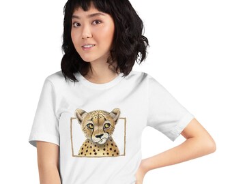 Op de afbeelding: Wit T-shirt met een afbeelding van een cheeta-welpje in een gouden frame.