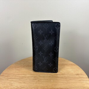 Cartera larga y auténtica Louis Vuitton Eclipse negra/gris con tarjetero para chequera
