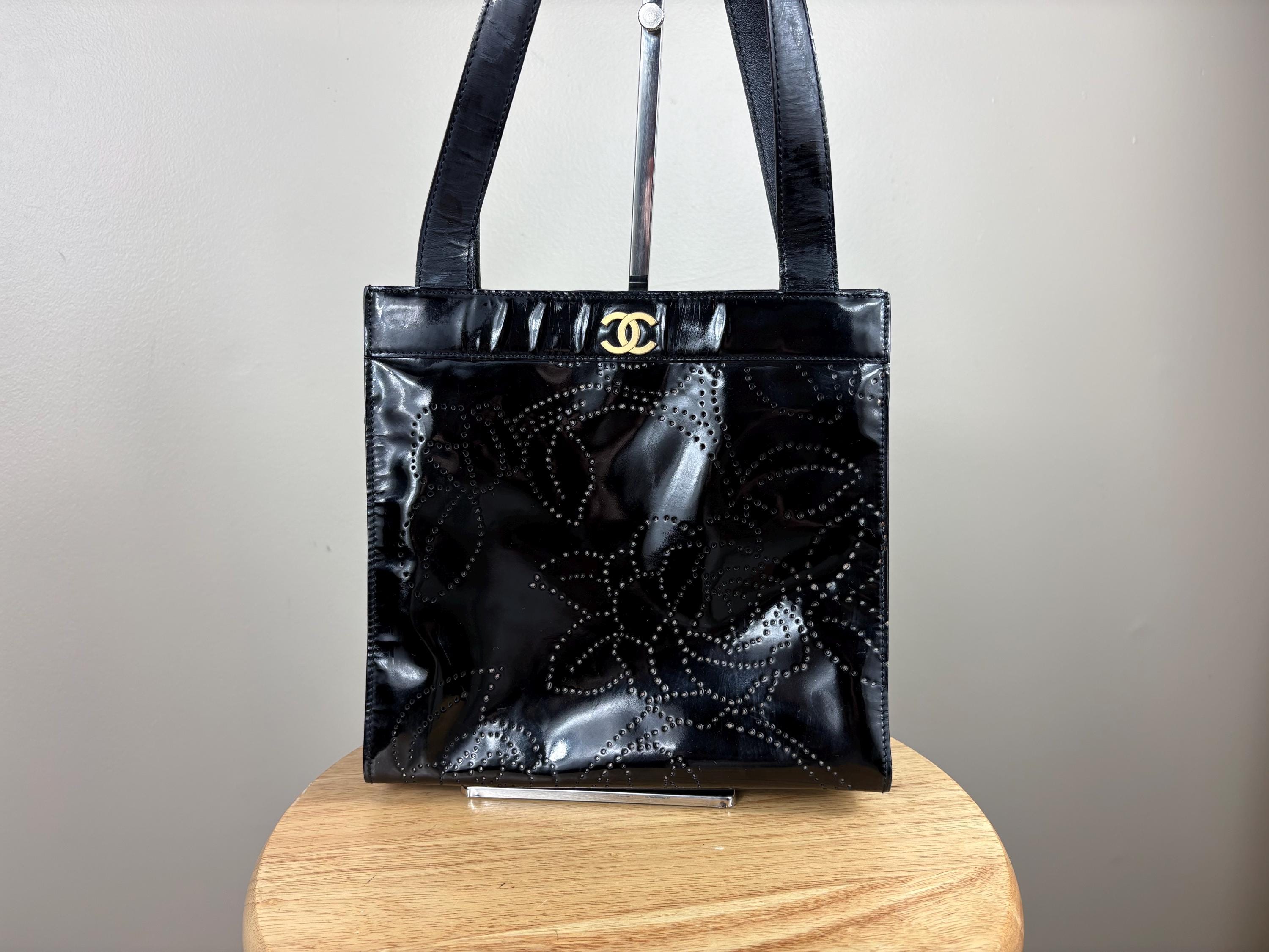 ヴィンテージ CHANELトートバッグ Chanel 1996 Vintage Caviar Medium Flap Shopper Tote Bag 24k GHW