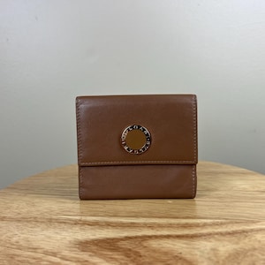 Auténtica cartera compacta Bvlgari de cuero marrón con herrajes dorados
