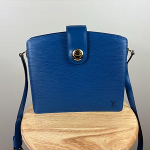 Borsa a tracolla Louis Vuitton Epi Blue Capucines autentica