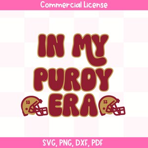 Op de afbeelding: Een digitaal ontwerp met de tekst "IN MY PUROY ERA" in een retro-lettertype met een maroon achtergrond en een gouden omtrek. Twee voetbalhelmen met het nummer "13" bevinden zich aan weerszijden van de tekst.