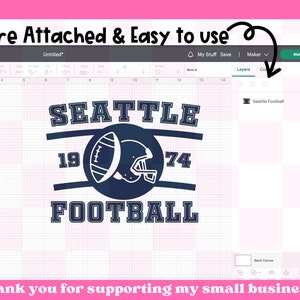 以下が含まれることがあります： シアトル・フットボールのTシャツのデザインで、「SEATTLE FOOTBALL」の文字がネイビーブルーとホワイトの配色で書かれています。デザインには、フットボールとヘルメットのグラフィックが描かれており、両側に「19」と「74」の数字が書かれています。
