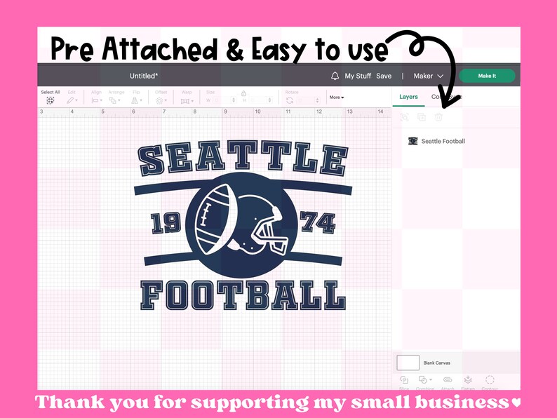 以下が含まれることがあります： シアトル・フットボールのTシャツのデザインで、「SEATTLE FOOTBALL」の文字がネイビーブルーとホワイトの配色で書かれています。デザインには、フットボールとヘルメットのグラフィックが描かれており、両側に「19」と「74」の数字が書かれています。
