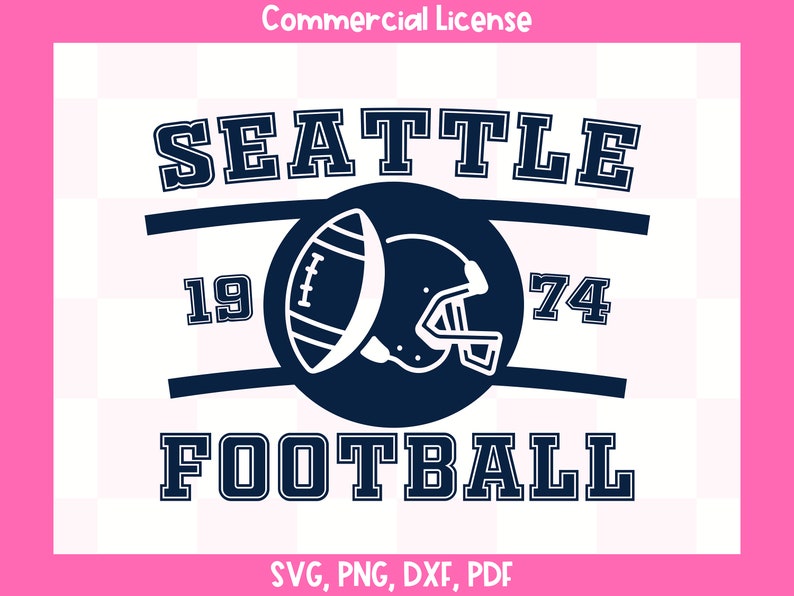 以下が含まれることがあります： 「SEATTLE FOOTBALL」という文字と「19 74」という数字が書かれた、紺色と白のグラフィックデザイン。円の中にフットボールとヘルメットがある。