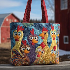 Op de afbeelding: Een gewatteerde draagtas met een grillig ontwerp van cartoonkippen in verschillende kleuren. De tas heeft rode stippenhandvatten en een blauwe achtergrond. De kippen hebben grote ogen en rode kammen. De tas staat op een houten oppervlak.