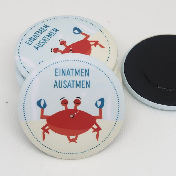 Magnet „Einatmen Ausatmen“ Krabbe, rund, 5 cm,  für Pinnwand oder Kühlschrank, Button Achtsamkeit Geschenk