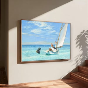 Op de afbeelding: Een ingelijste rechthoekige wandkunstprint met een witte zeilboot op een helderblauwe oceaan onder een heldere lucht met lichte wolken. Verschillende figuren zijn zichtbaar op het dek van de boot, die zich nabij een donkere boei bevindt.