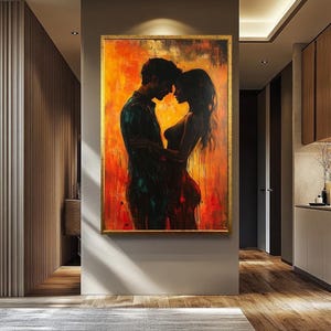 Lienzo con silueta de pareja apasionada: tonos cálidos y sensuales