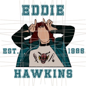Könnte beinhalten: Ein blaugrünes und weißes Grafikdesign mit dem Text "EDDIE" in großen Fettdruckbuchstaben, "EST. 1986" in kleineren Buchstaben und "HAWKINS" in großen Fettdruckbuchstaben. Das Design zeigt eine Comicfigur mit roten Haaren und einer blauen Jacke, die ein weißes T-Shirt mit einem roten Dämonenmotiv trägt.