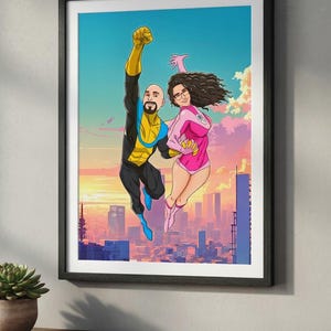 Puede incluir: Impresión artística enmarcada que representa a dos superhéroes volando sobre una ciudad. La figura masculina lleva un traje negro y amarillo, la femenina uno rosa. El fondo muestra un paisaje urbano bajo un cielo colorido, enmarcado en negro.