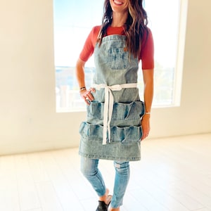 Moderne handgenähte Eierschürze - gewaschenes Denim und braunes Leder, Crossback - Erwachsene & Kinder Eier sammeln Schürzen